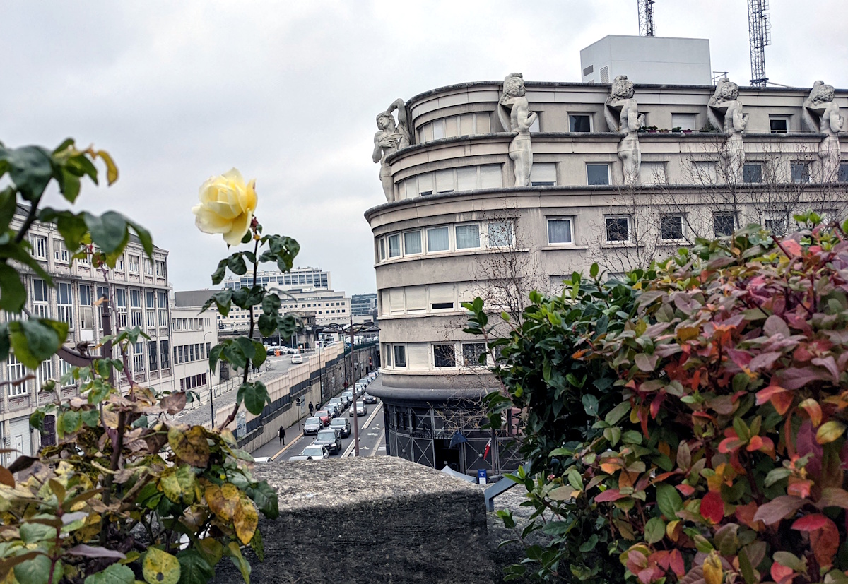 Miguel Ángel "esclavo moribundo" estatuas en el Commissariat du 12ème, vistas desde el Promenade Plantée. 
