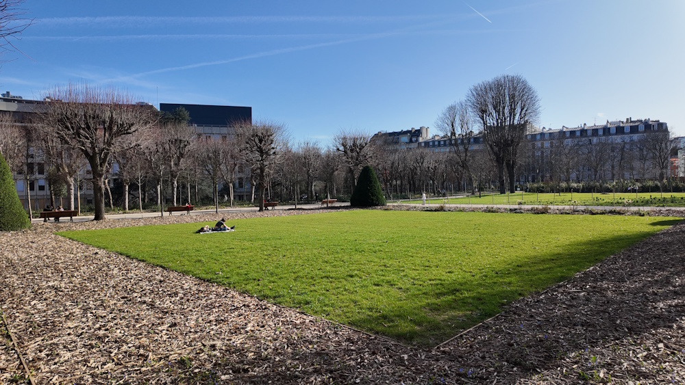 Uno de los céspedes del parque Val de Grâce.