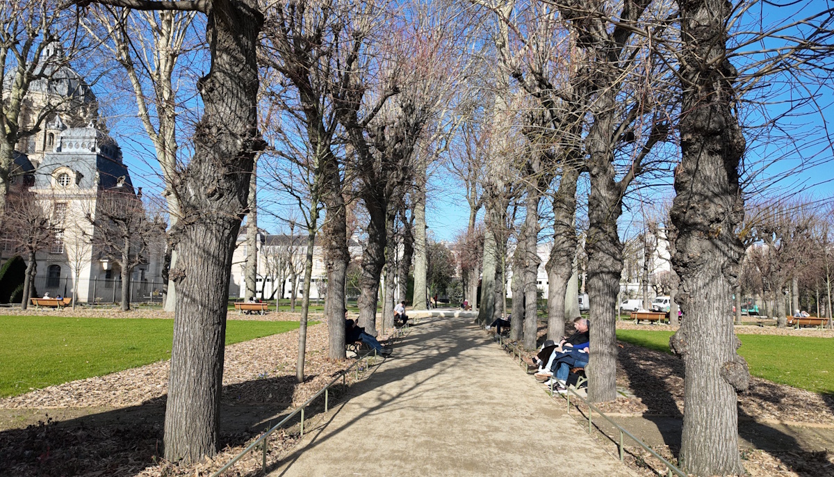 Uno de los senderos del parque Val de Grâce.