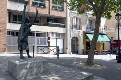 Edith Piaf statue