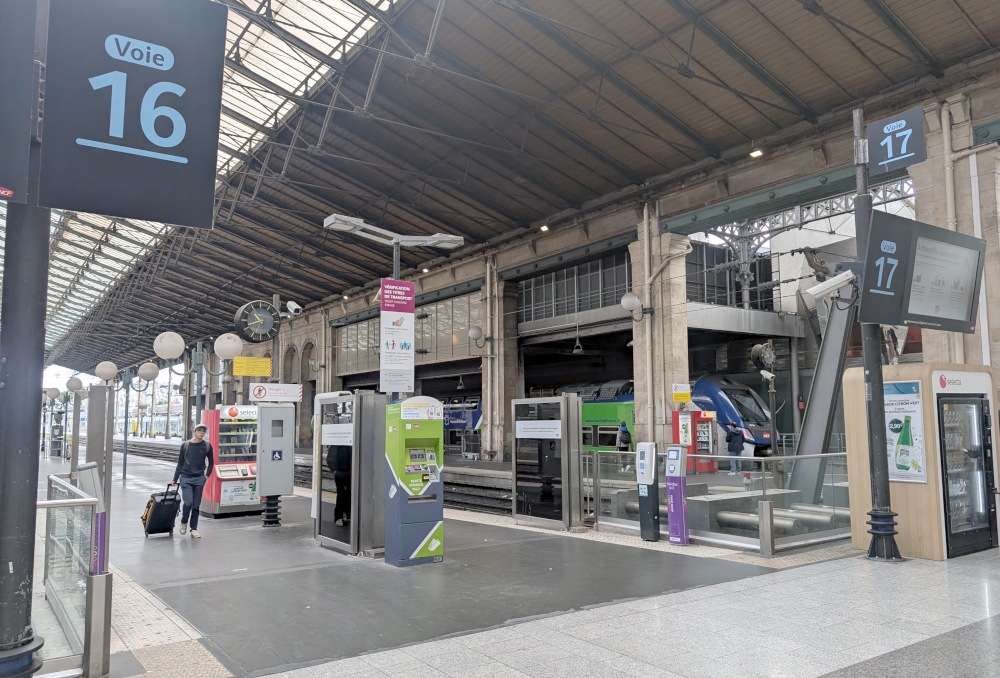 The Hauts-de-France ticket machine is the green one 