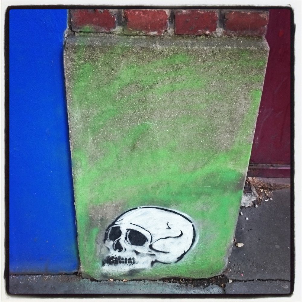 A skull next to Kashink1's mural