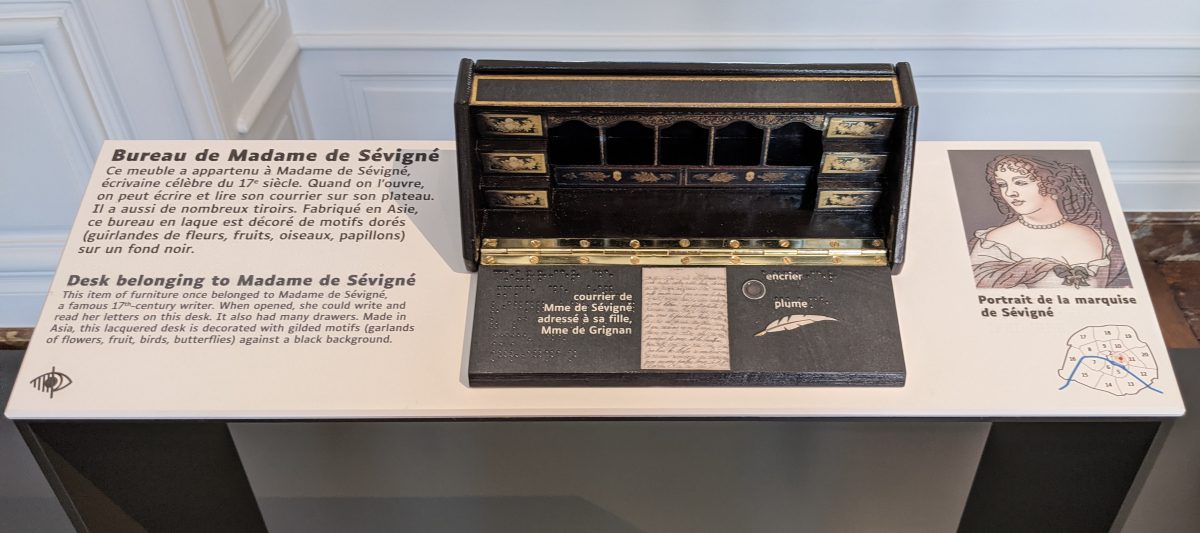 Signs in French and English