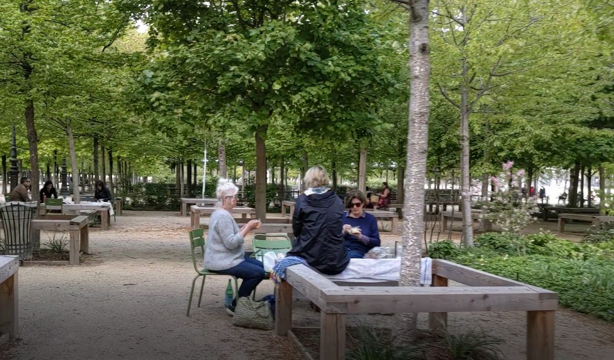 Women playing cards at Tuileries