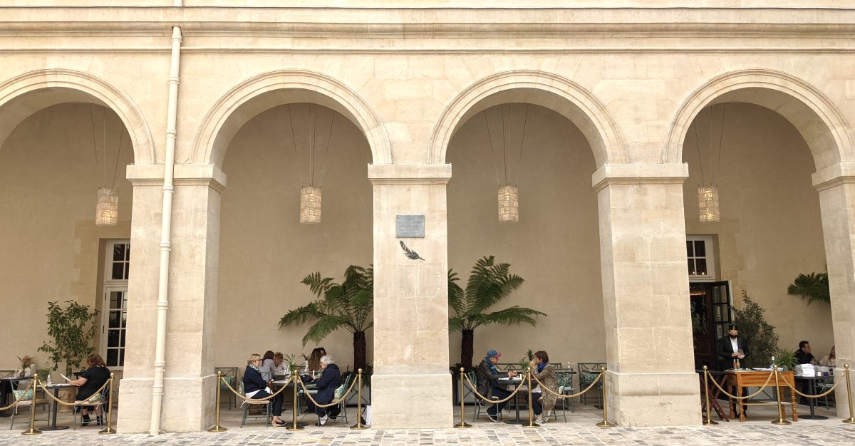 Cafe in the courtyard