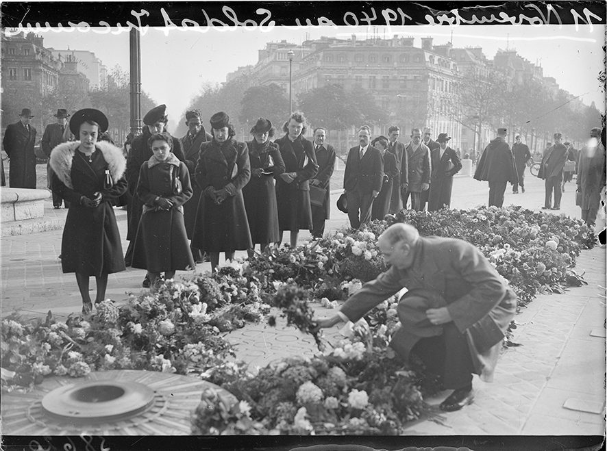 Laying flowers on the tomb of the Unknown Soldier in Paris 