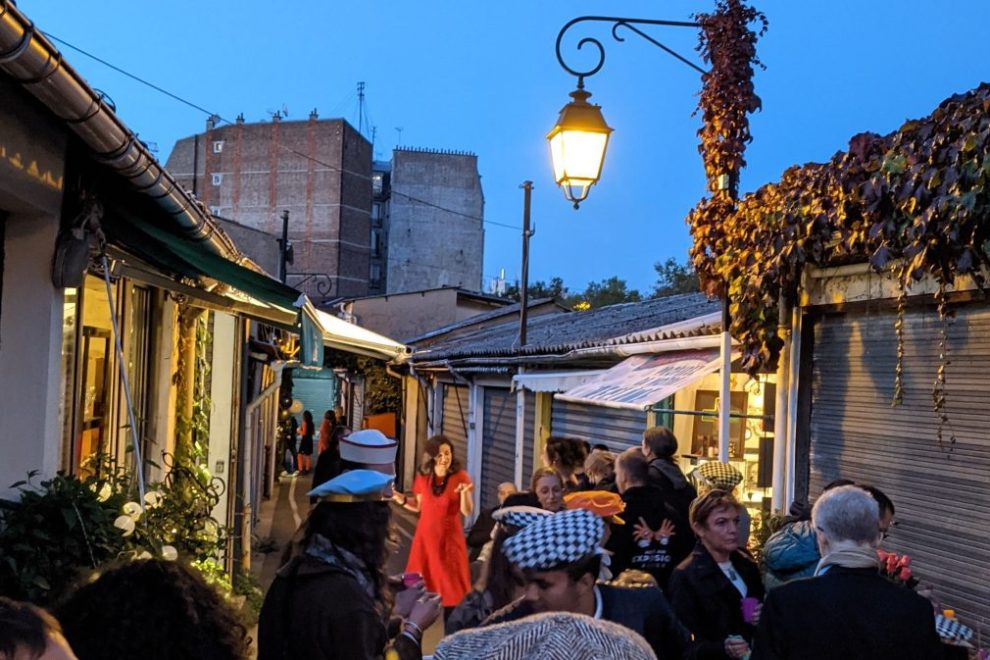 SInger at flea market