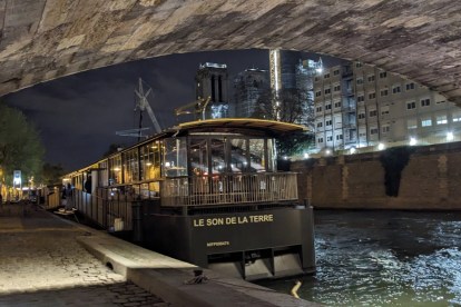 Son de la Terre with Notre Dame in the Back