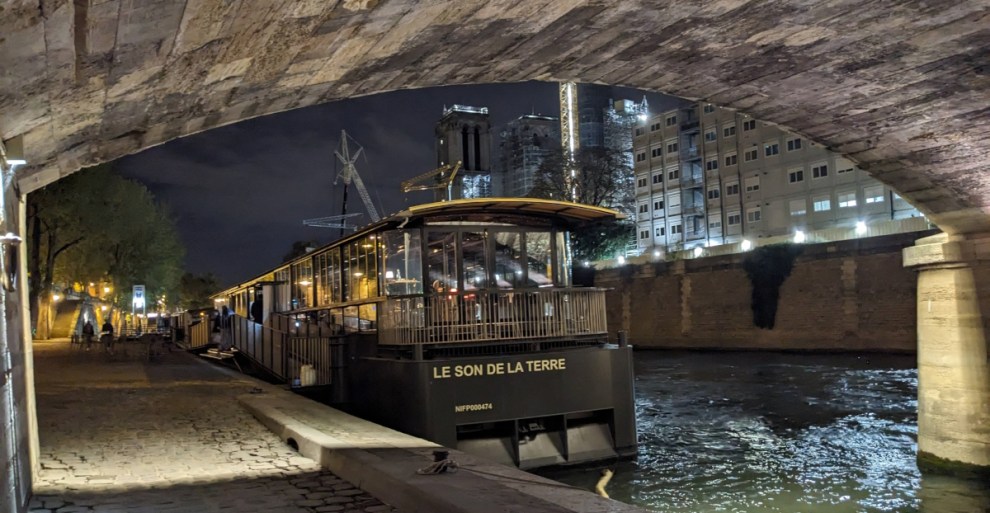 Son de la Terre with Notre Dame in the Back