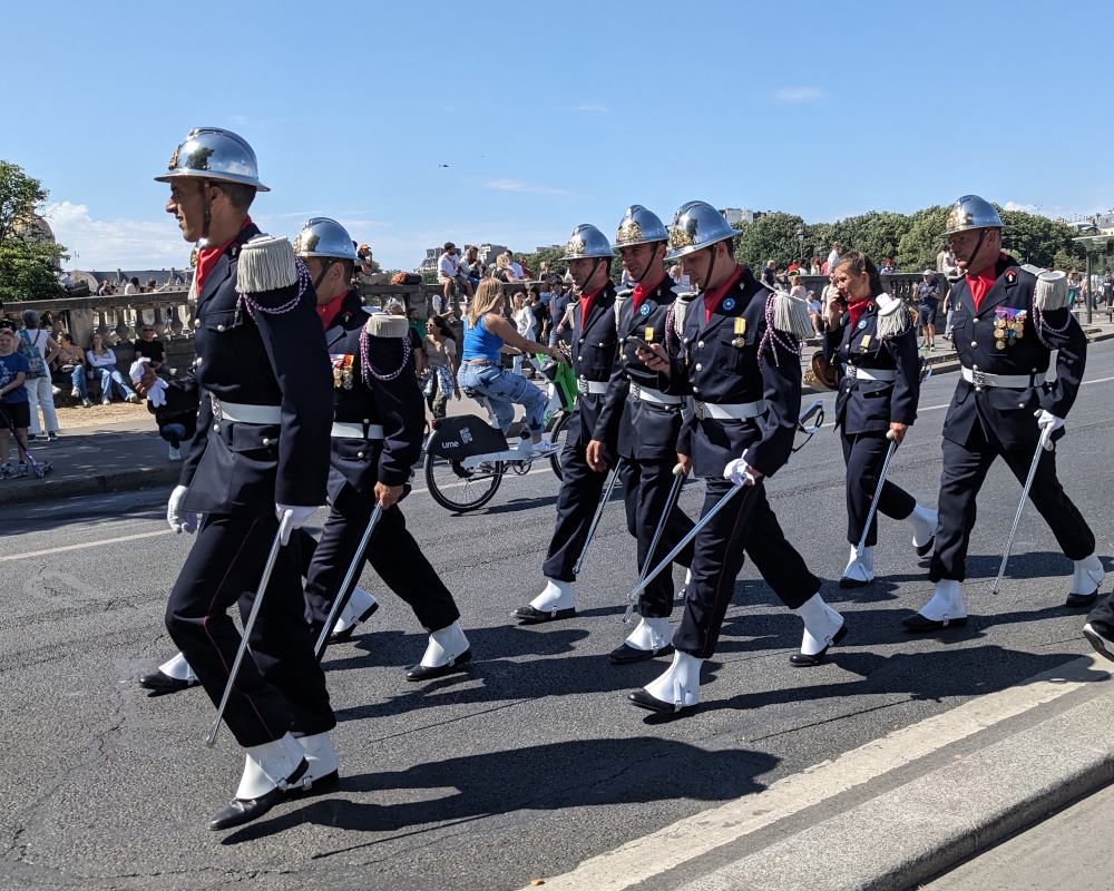 Soldiers on their way to Invalides 