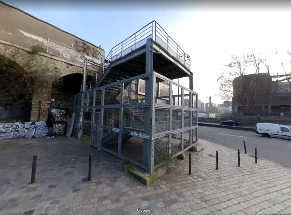 Entrance stairs to the passage from Quai de Bercy