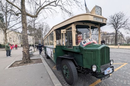 vintage bus in Paris