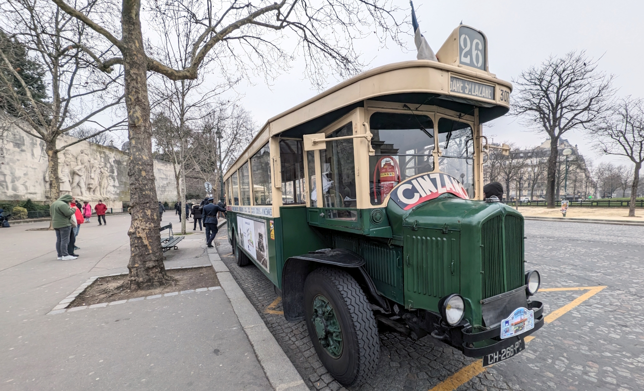 vintage bus in Paris