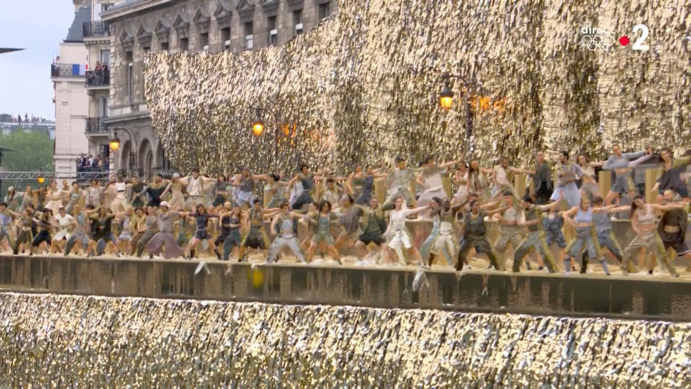 150 dancers along the Seine
