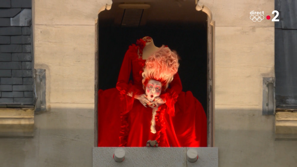 Marie Antoinette hold her singing head in her hands