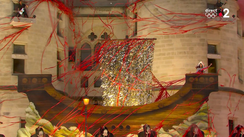 Opera singer at the helm of the unsinkable boat of Paris