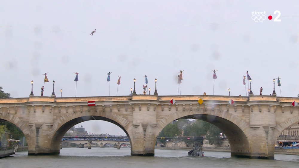 Dancers, acrobats and slackline over the Pont Neuf