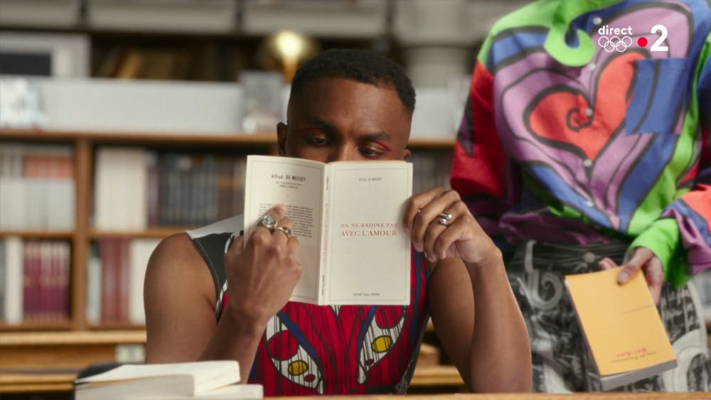 Reading a French classic on love by Alfred de Musset