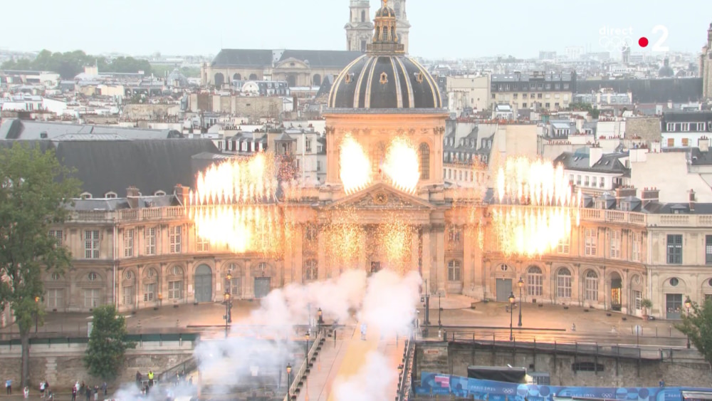 Wooo! The Académie Française lights up!