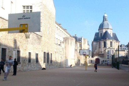 Basketball court at Philippe Auguste Wall