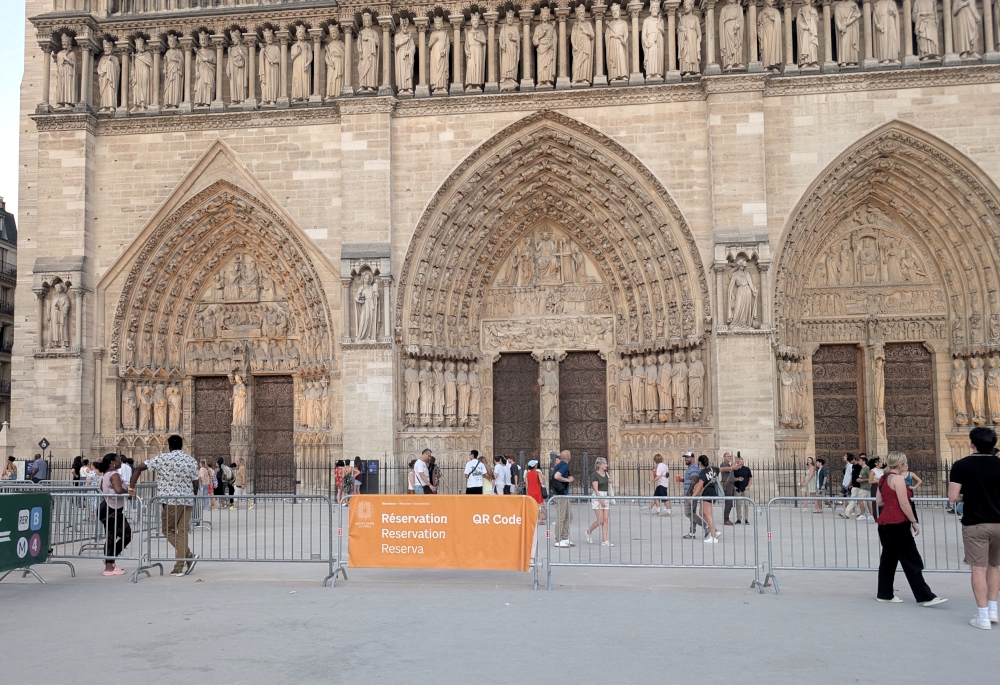 Those with reservations enter directly in front of the cathedral.