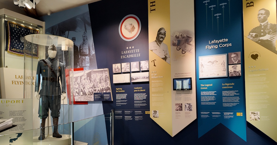 The museum text is in French and English.