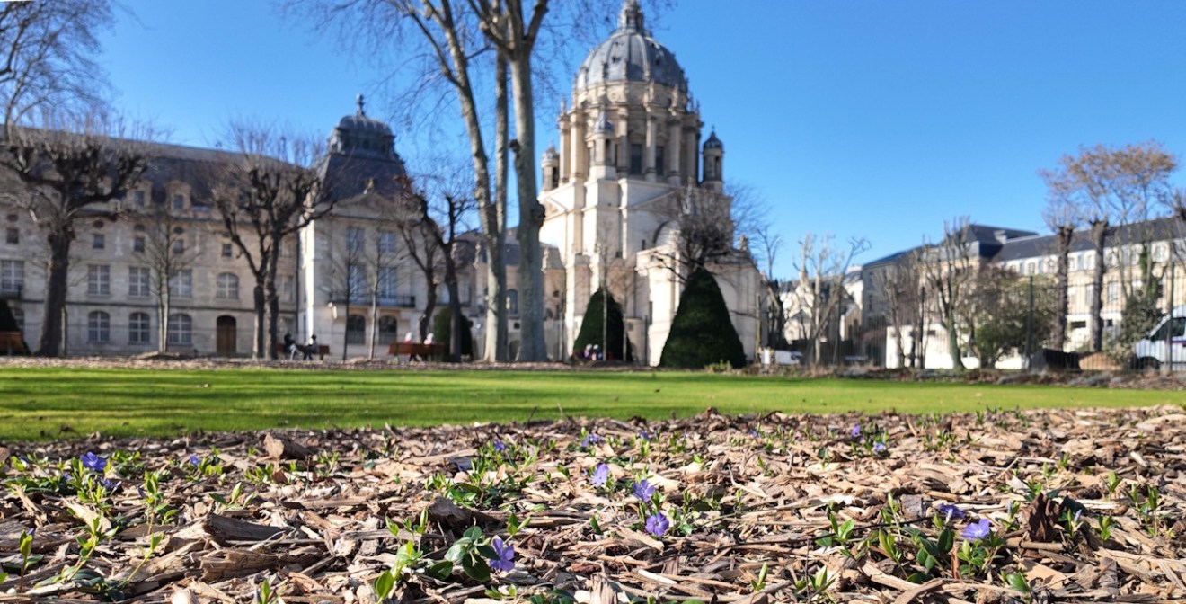 Val de Grâce Church as the backdrop to the park.
