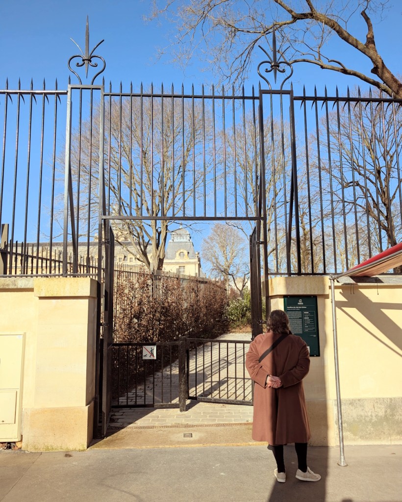 Entrance of Val de Grâce park.