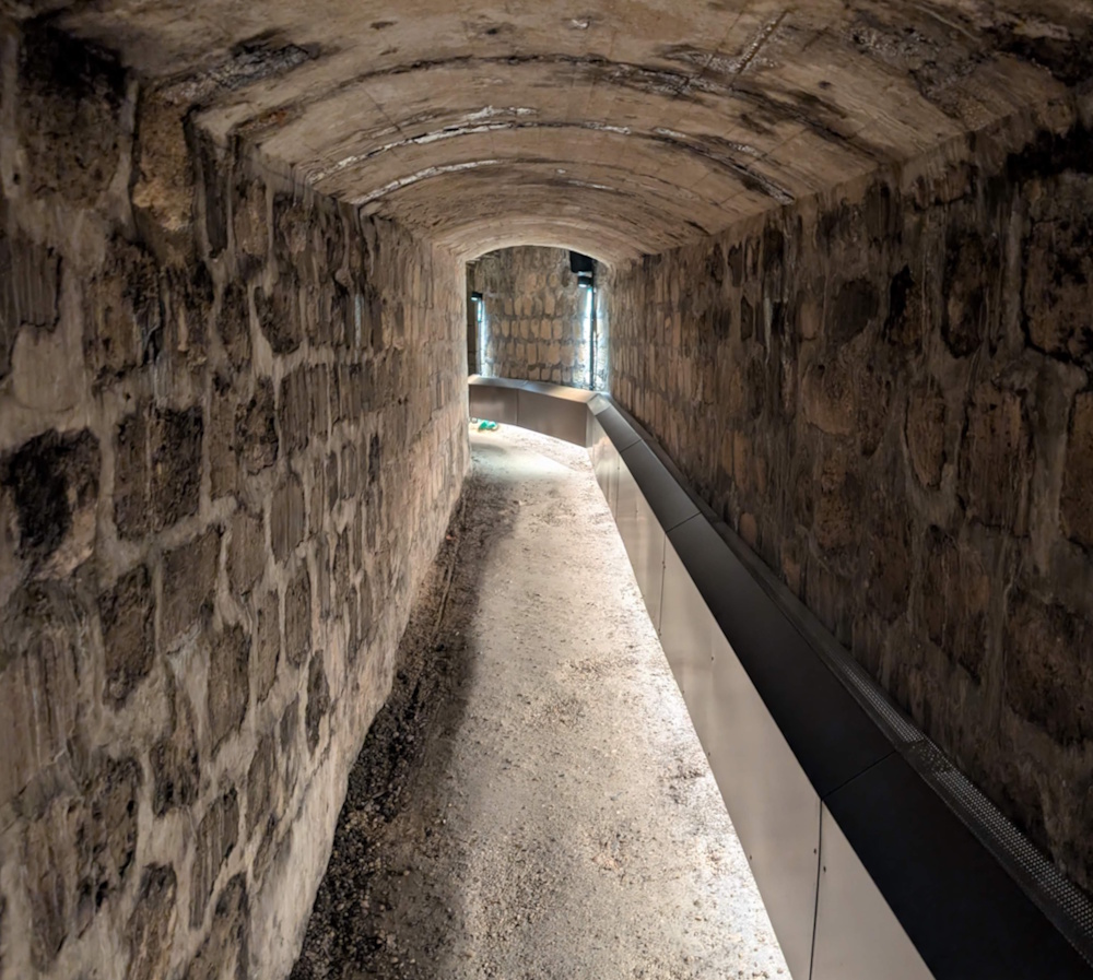 The first 15 minutes of the tunnels have no bones.